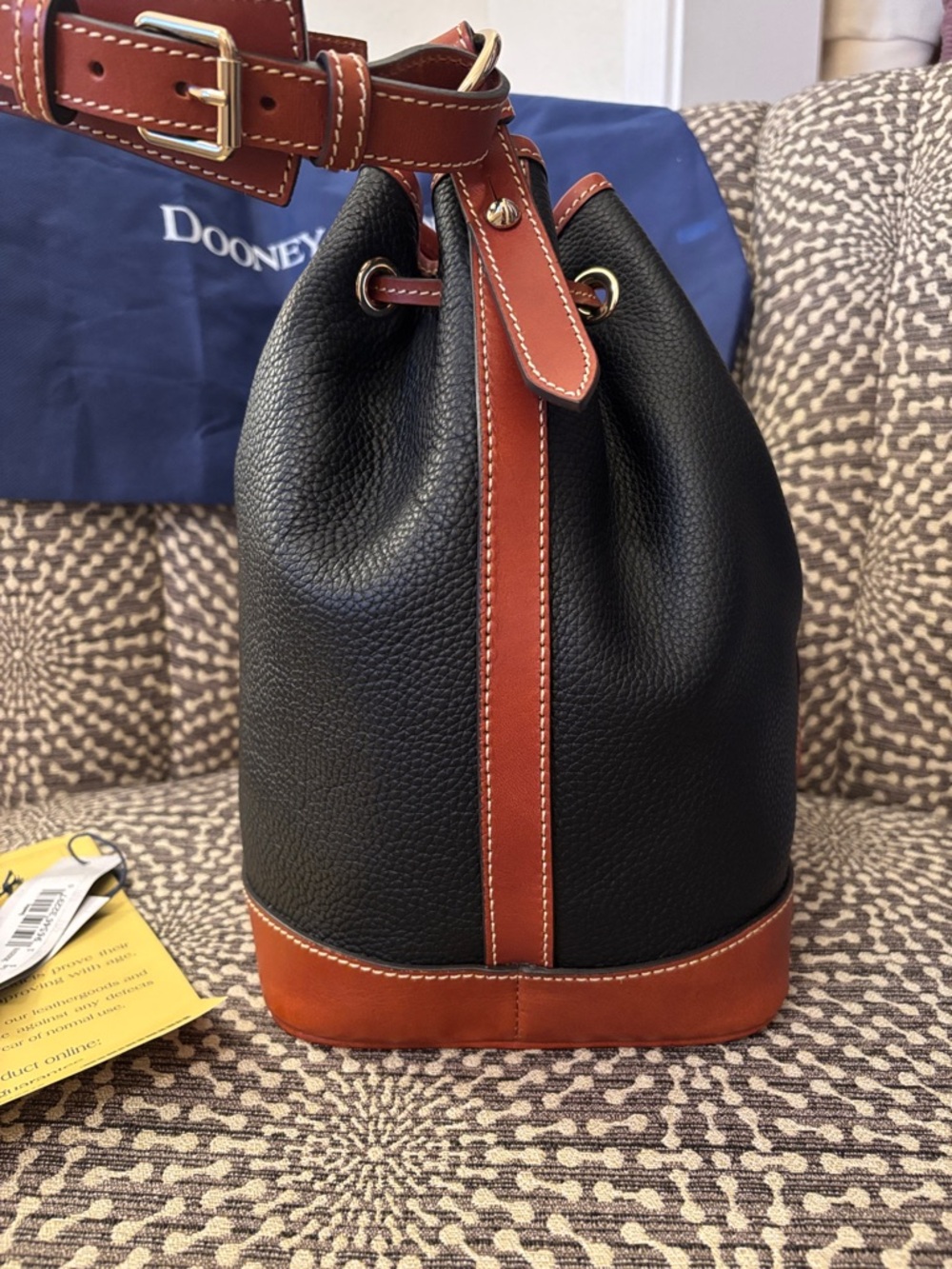 Dooney & Bourke Drawstring Tote Shoulder Bag Like New Dust Bag Tag Black Leather - Picture 6 of 13